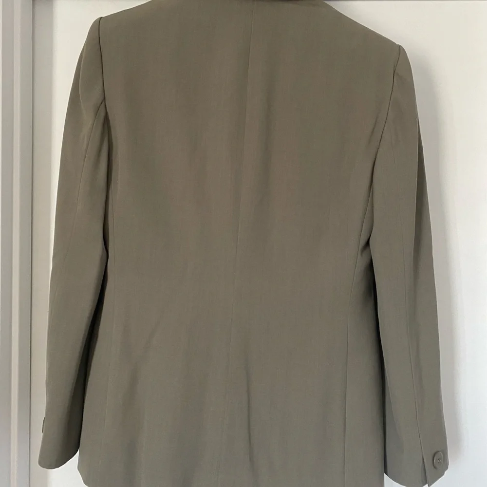 Womens Armani Collezioni pant suit. Size 4 - Picture 4 of 5